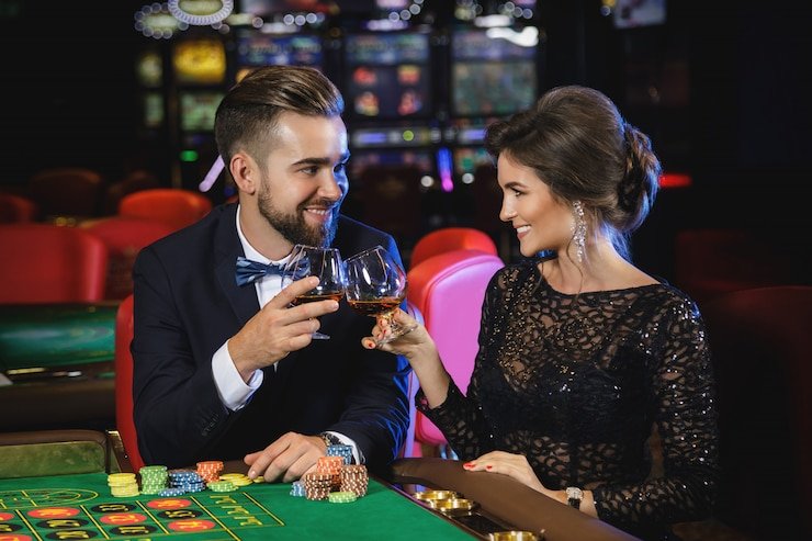 Antarmuka aplikasi mobile slotogel menampilkan permainan slot dan live-dealer di layar